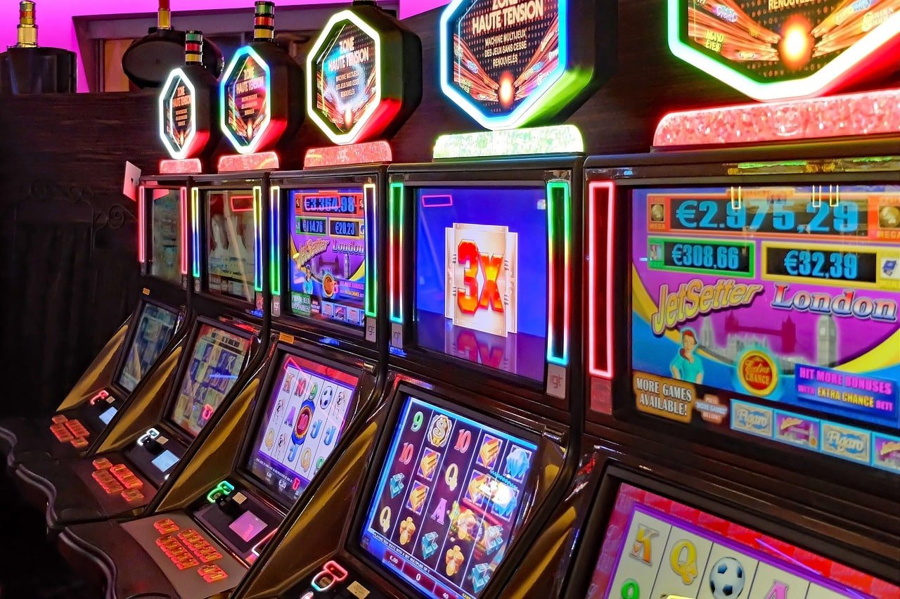 Pengguna membaca panduan responsible gaming untuk bermain terkendali